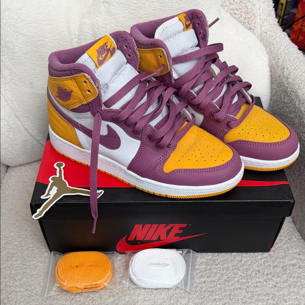 Nike Jordan 1 Retro High OG GS Brotherhood Sneakers in burgundy, Gold, White